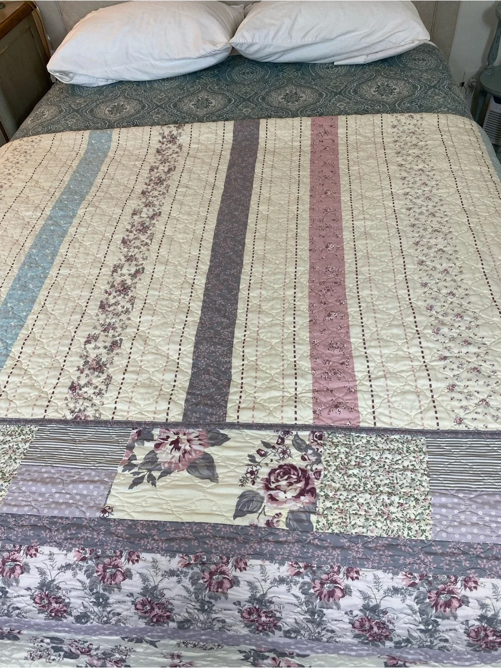 Floral Patchwork Quilt Bedspread in Lavender and Cream Queen